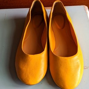 Buttery soft leather summer Hush Puppies flats in size 8.5.